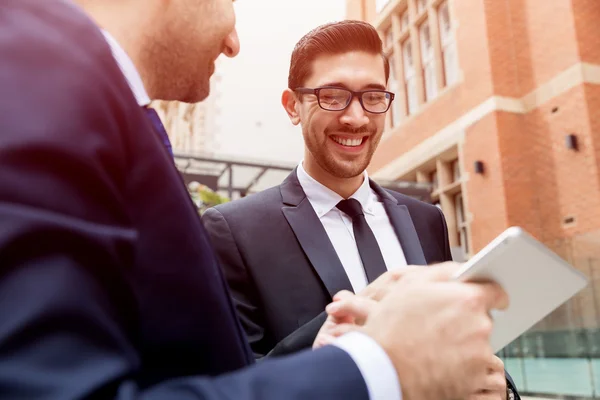 Dos hombres de negocios hablando al aire libre — Foto de Stock