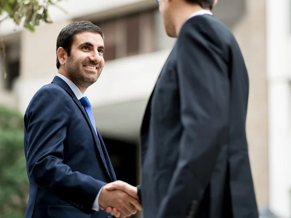 Два бизнесмена пожимают друг другу руки — стоковое фото
