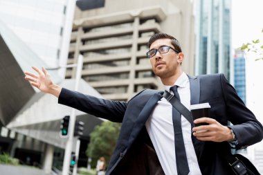 Genç İşadamları için bir taksi yağıyor