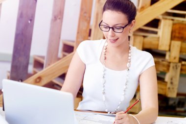 Görevdeki genç bayan.