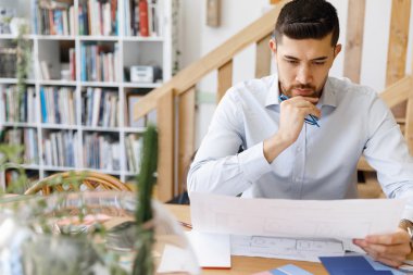 Genç adam mimar ofis