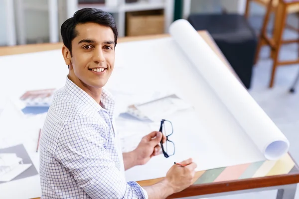 Joven arquitecto en oficina — Foto de Stock