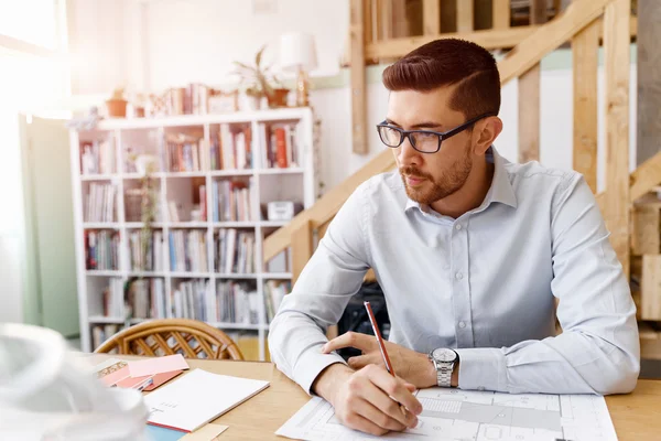 Jonge man in Office — Stockfoto