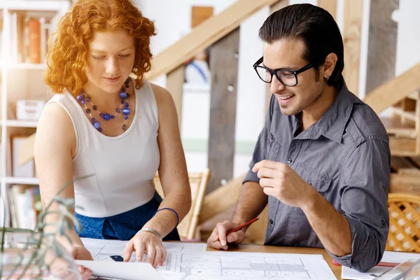 Ofisteki iki genç mimar