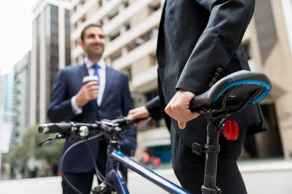 Dwaj młodzi biznesmeni z rowerów w centrum miasta — Zdjęcie stockowe