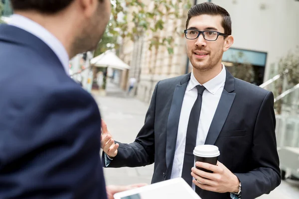 Zwei Geschäftsleute unterhalten sich im Freien — Stockfoto