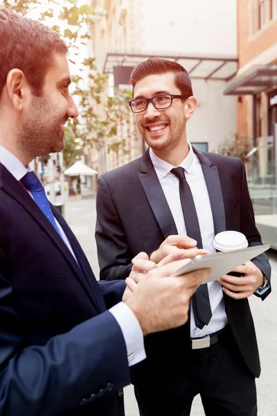 Dos hombres de negocios hablando al aire libre — Foto de Stock