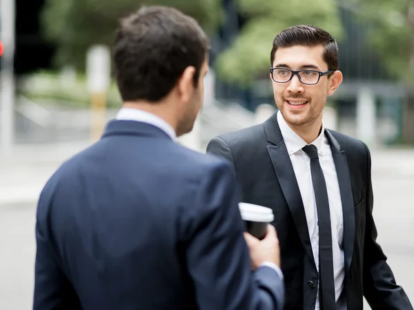 Zwei Geschäftsleute unterhalten sich im Freien — Stockfoto