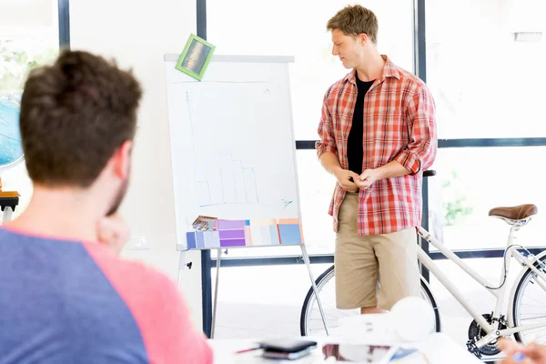 Hombre de negocios casual dando una presentación en la oficina — Foto de Stock