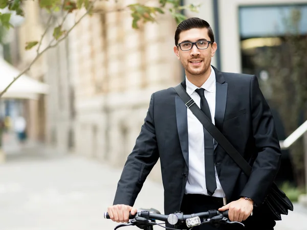 Jonge zakenmensen met een fiets — Stockfoto