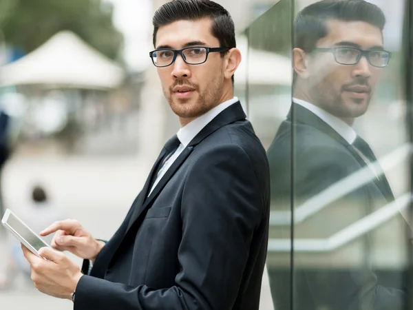 Porträt eines gutaussehenden Geschäftsmannes — Stockfoto