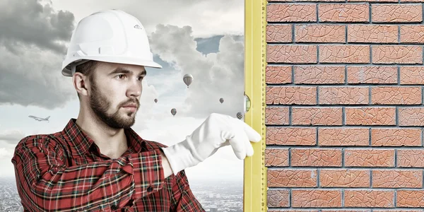 Builder man with level — Stock Photo, Image