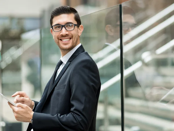 Portret van knappe zakenman outdoor — Stockfoto