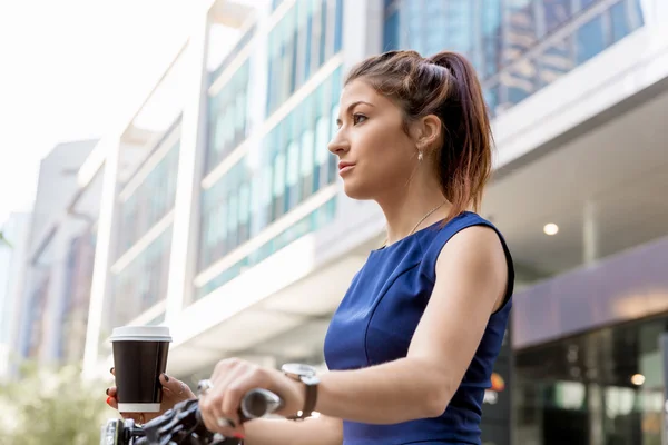 Mujer joven viajando en bicicleta — Foto de Stock