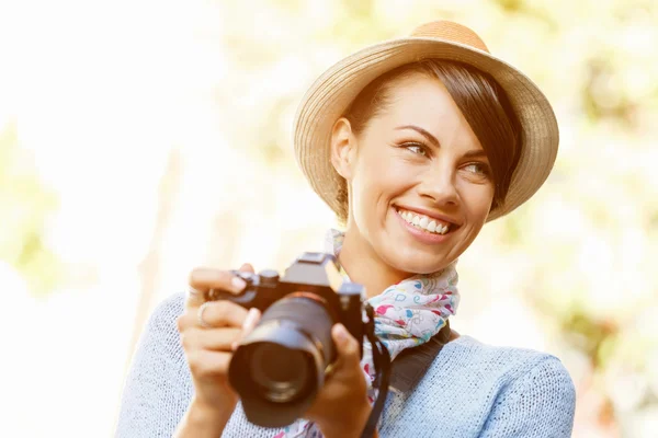 Gambar musim panas yang luar ruangan tersenyum gaya hidup wanita muda cantik dengan kamera — Stok Foto