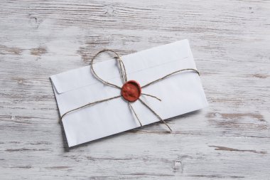 Tablo üzerindeki mühür ile mektup