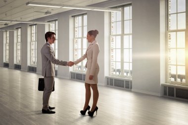 İş ortakları el sıkışma. Karışık teknik