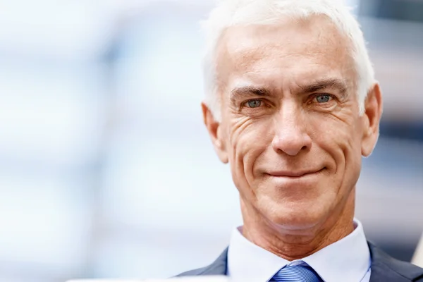 Retrato de empresario confiado al aire libre — Foto de Stock