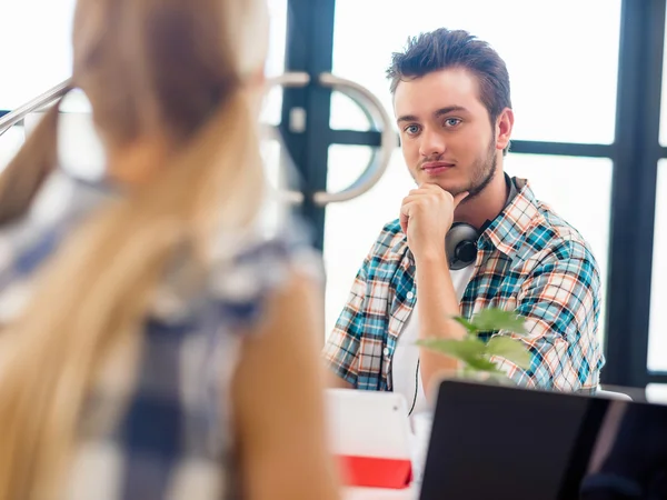 Giovane che lavora in ufficio — Foto Stock