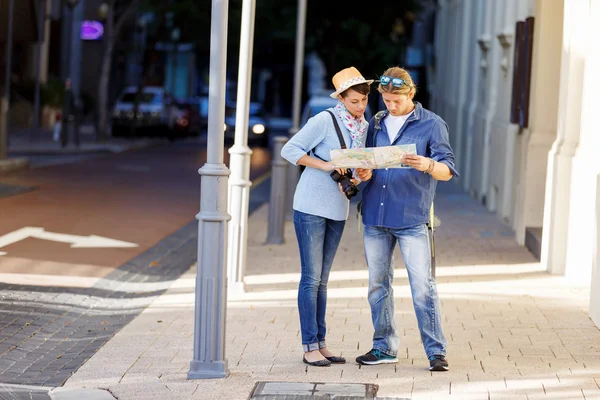 Girl and guy on the streets of a city — Stock Photo, Image