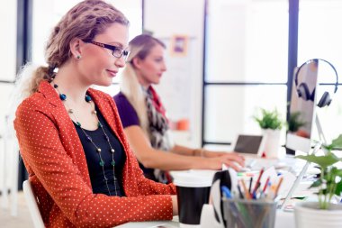 Görevdeki genç bayan.