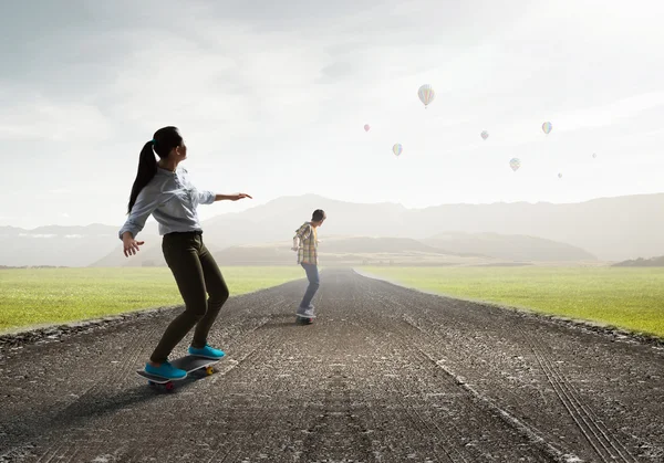 Les adolescents font du skateboard. Techniques mixtes — Photo