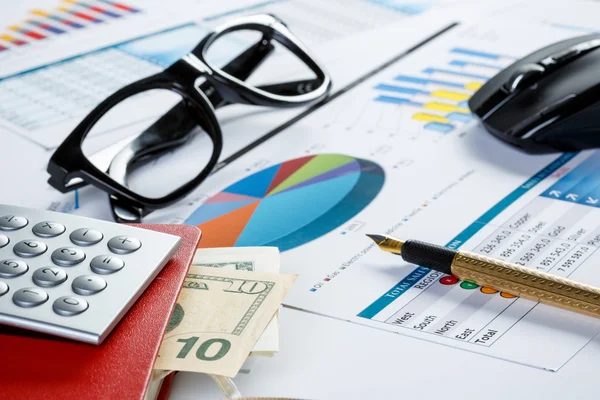 Finanzdiagramme und Diagramme liegen auf dem Tisch — Stockfoto