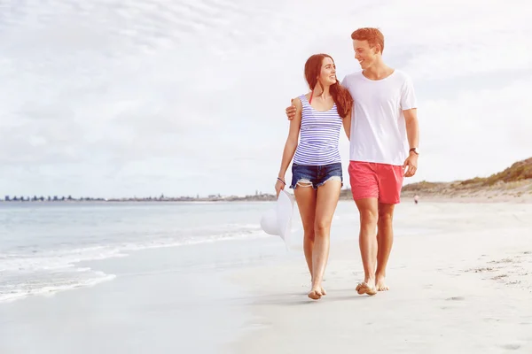 Romantische jonge paar op het strand — Stockfoto