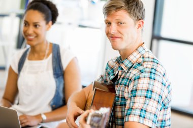 Genç Ofis çalışanları veya öğrenciler