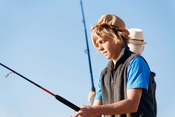 十几岁的男孩在海上钓鱼 — 图库照片