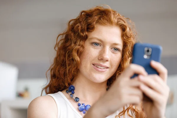Glad vacker ung affärskvinna med hjälp av smart telefon leende — Stockfoto