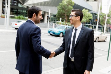 onların el sıkışan iki iş adamları