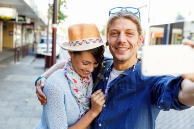 Gülümseyen çift kamera ile