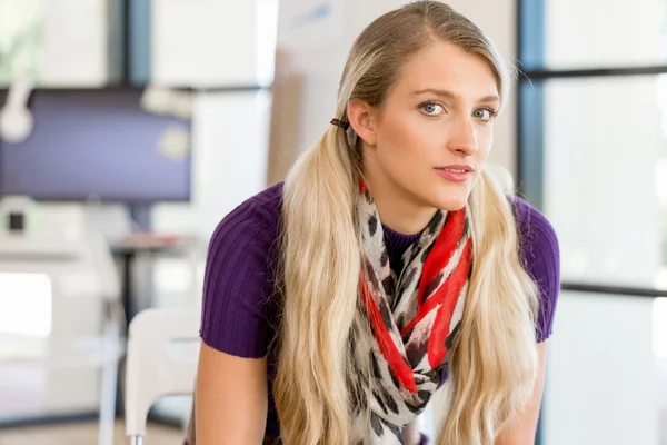 Jonge vrouw in functie — Stockfoto