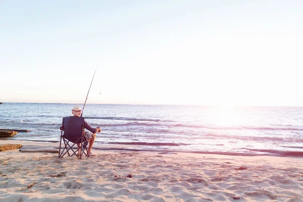 Homem sênior de pesca ao lado do mar — Fotografia de Stock