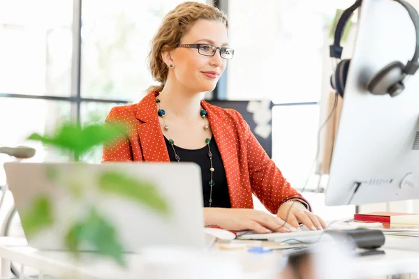 Young woman in office — Stock Photo, Image