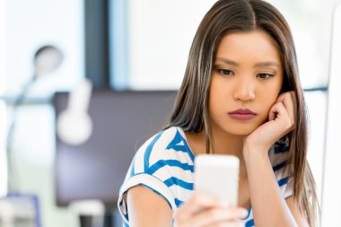 Görevdeki genç bayan.