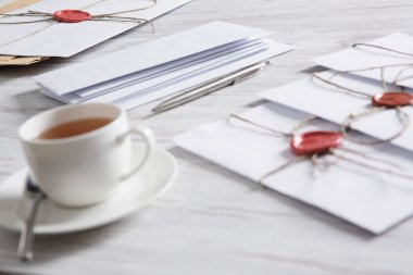 Tablo üzerindeki mühür ile mektup