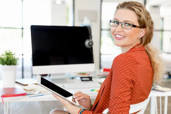 Junge Frau im Amt — Stockfoto