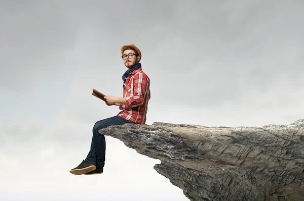 De man van de hipster met boek. Mixed media — Stockfoto