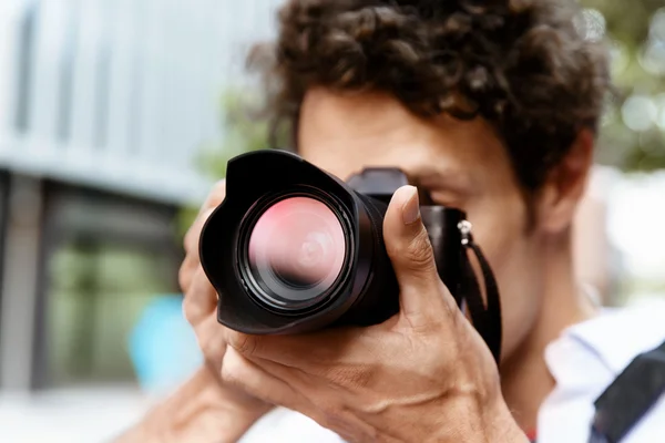 Männlicher Fotograf beim Fotografieren — Stockfoto