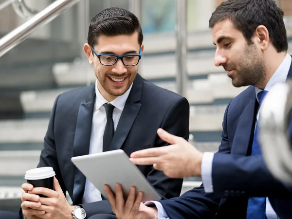 Dos hombres de negocios hablando al aire libre — Foto de Stock