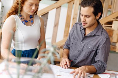 Ofisteki iki genç mimar