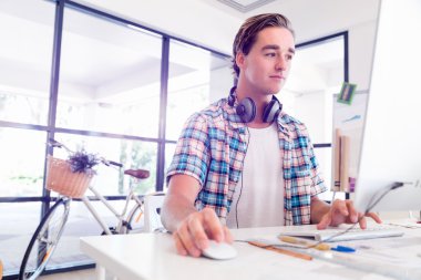 Genç adam ofiste çalışıyor.