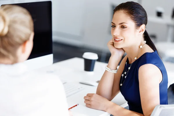 Two female colleagues in office — Stock Photo, Image