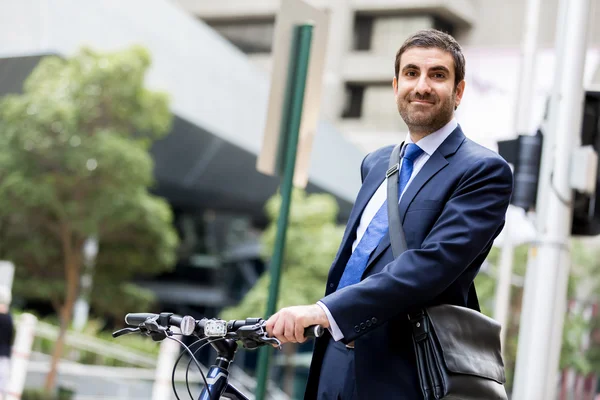 Jonge zakenmensen met een fiets — Stockfoto