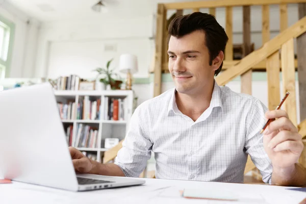 Mannelijke architect in office — Stockfoto