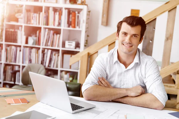 Mannelijke architect in office — Stockfoto