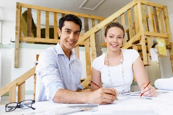 Dos jóvenes arquitectos en el cargo — Foto de Stock