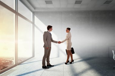 İş ortakları el sıkışma. Karışık teknik
